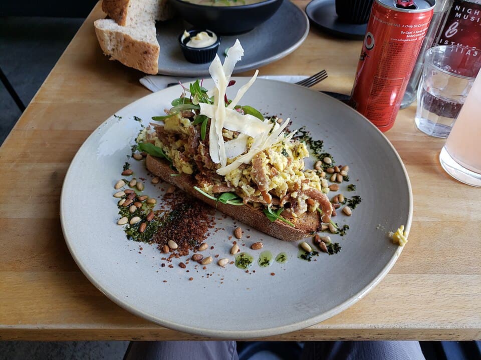 Œufs brouillés crémeux, toast et avocat