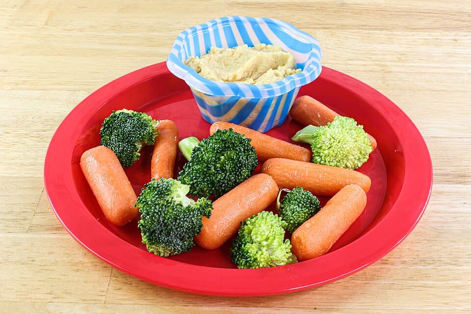 Houmous maison et bâtonnets de légumes
