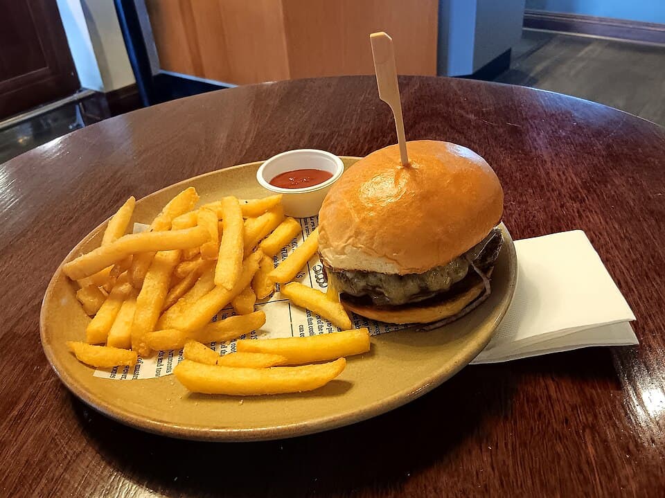 Burger maison au bœuf et cheddar