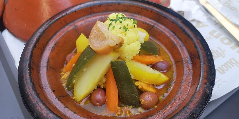 Tajine de poulet aux abricots et amandes