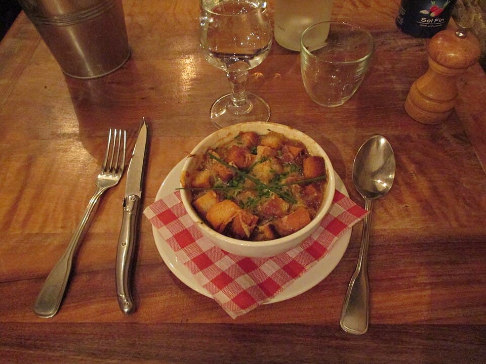 Soupe à l'oignon gratinée