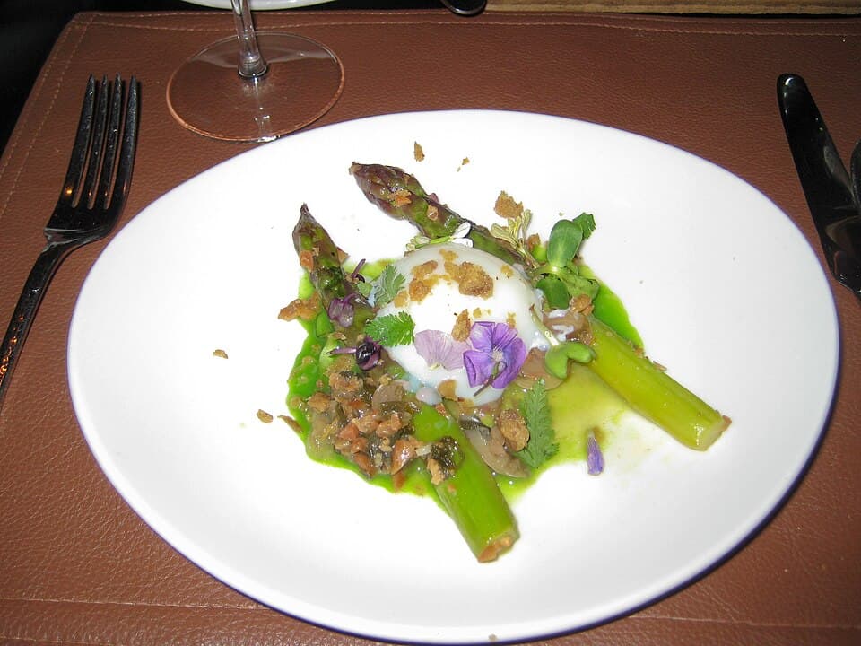 Asperges vertes, vinaigrette et œuf mollet