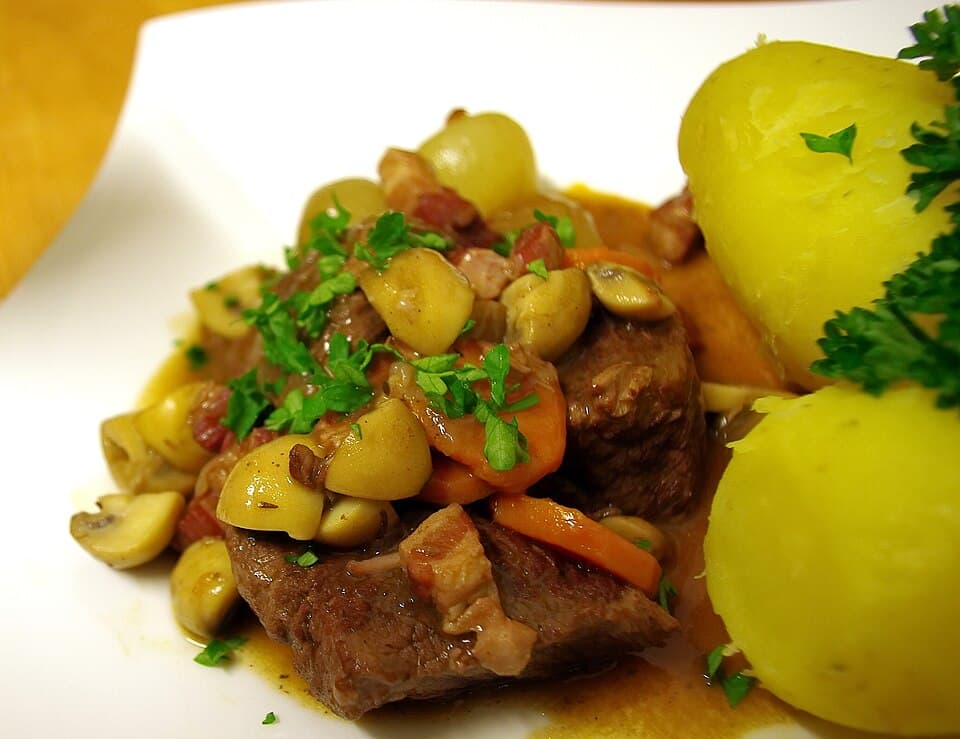 Bœuf bourguignon allégé, mijoté au vin rouge