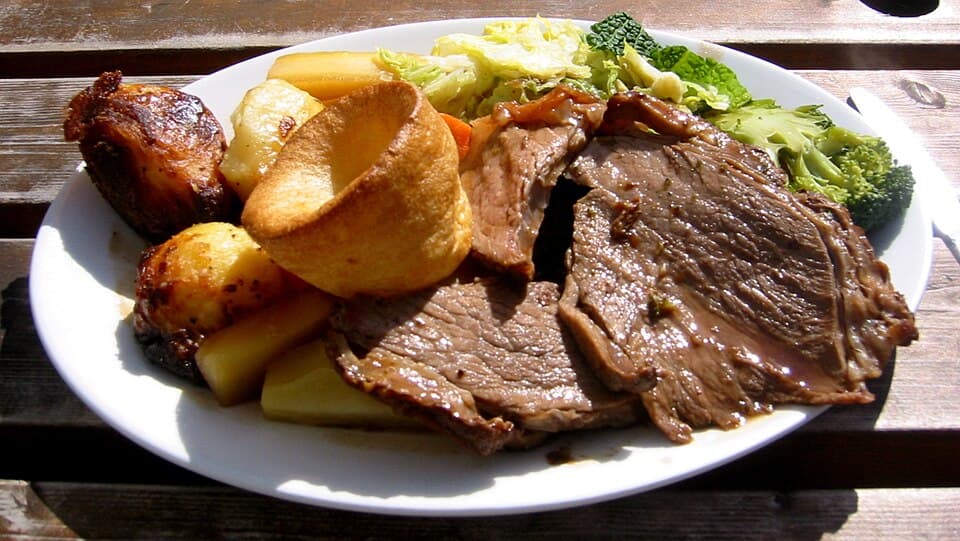 Rôti de bœuf ficelé, sauce au jus