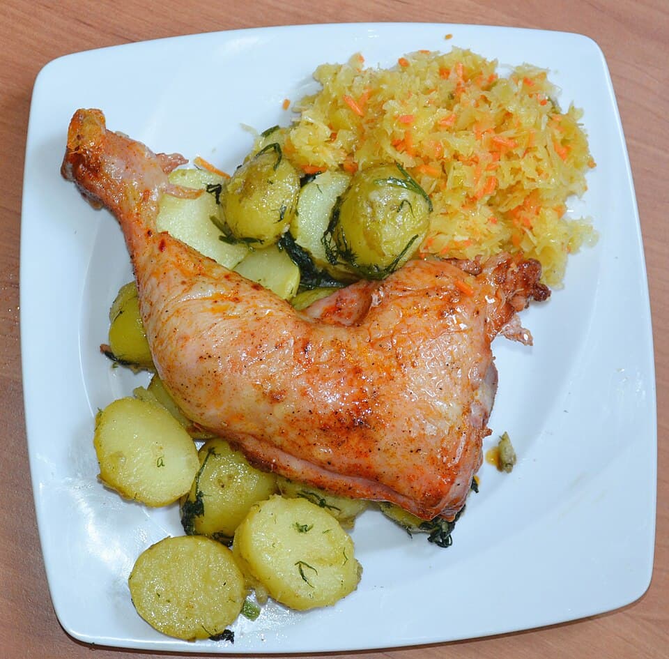 Poulet rôti entier, pommes de terre fondantes