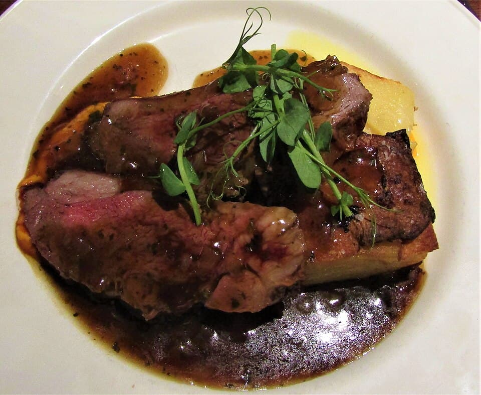 Gigot d'agneau rôti, ail et romarin